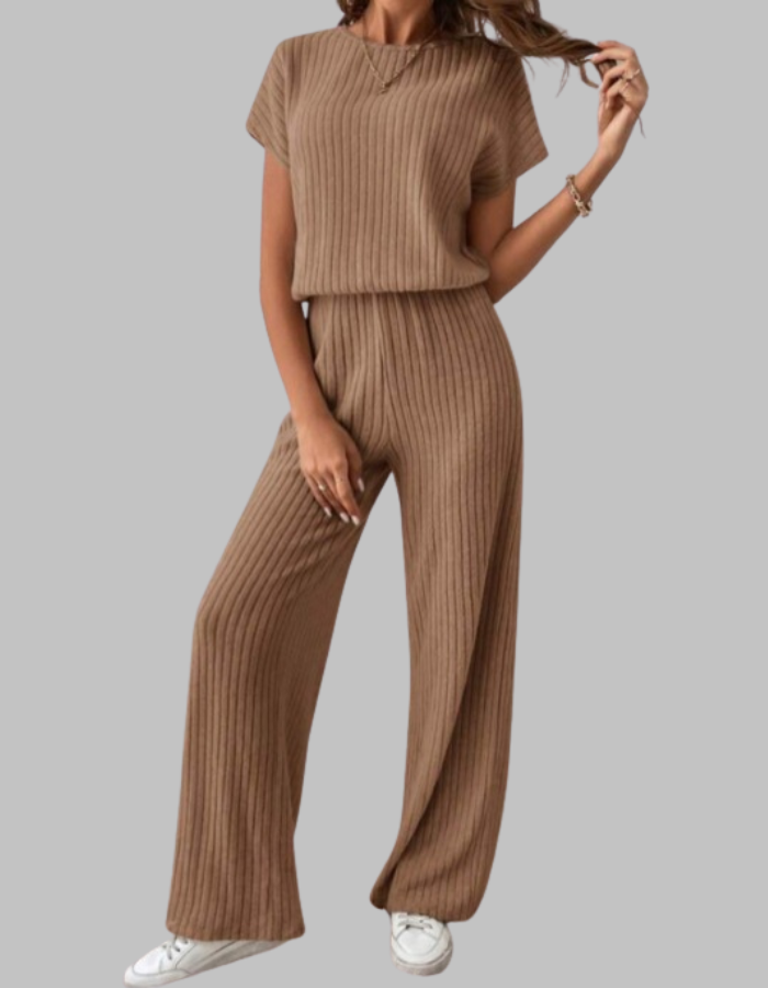 Maggie – Casual Short Sleeve Top and Pants Set