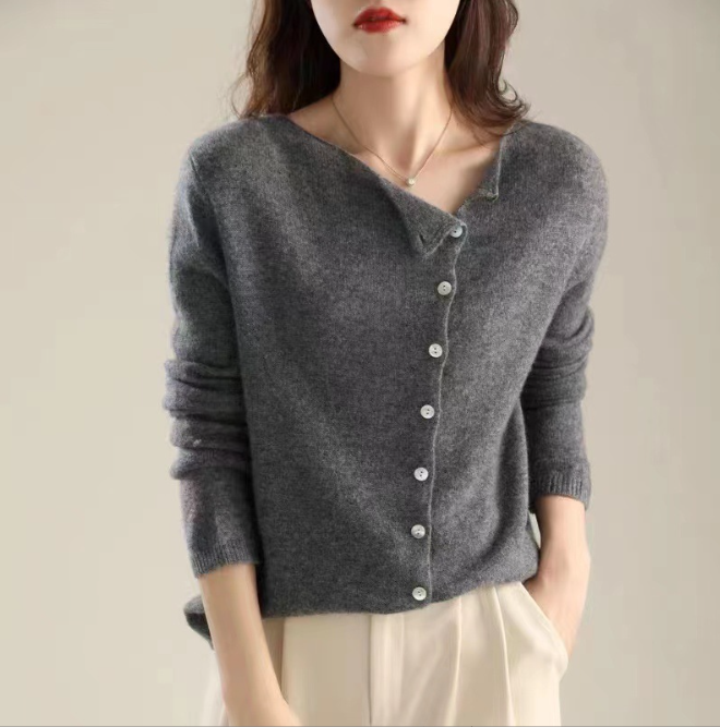 Molly – Button Front Cable Knit Sweater for Autumn and Winter