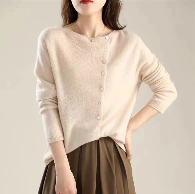 Molly – Button Front Cable Knit Sweater for Autumn and Winter
